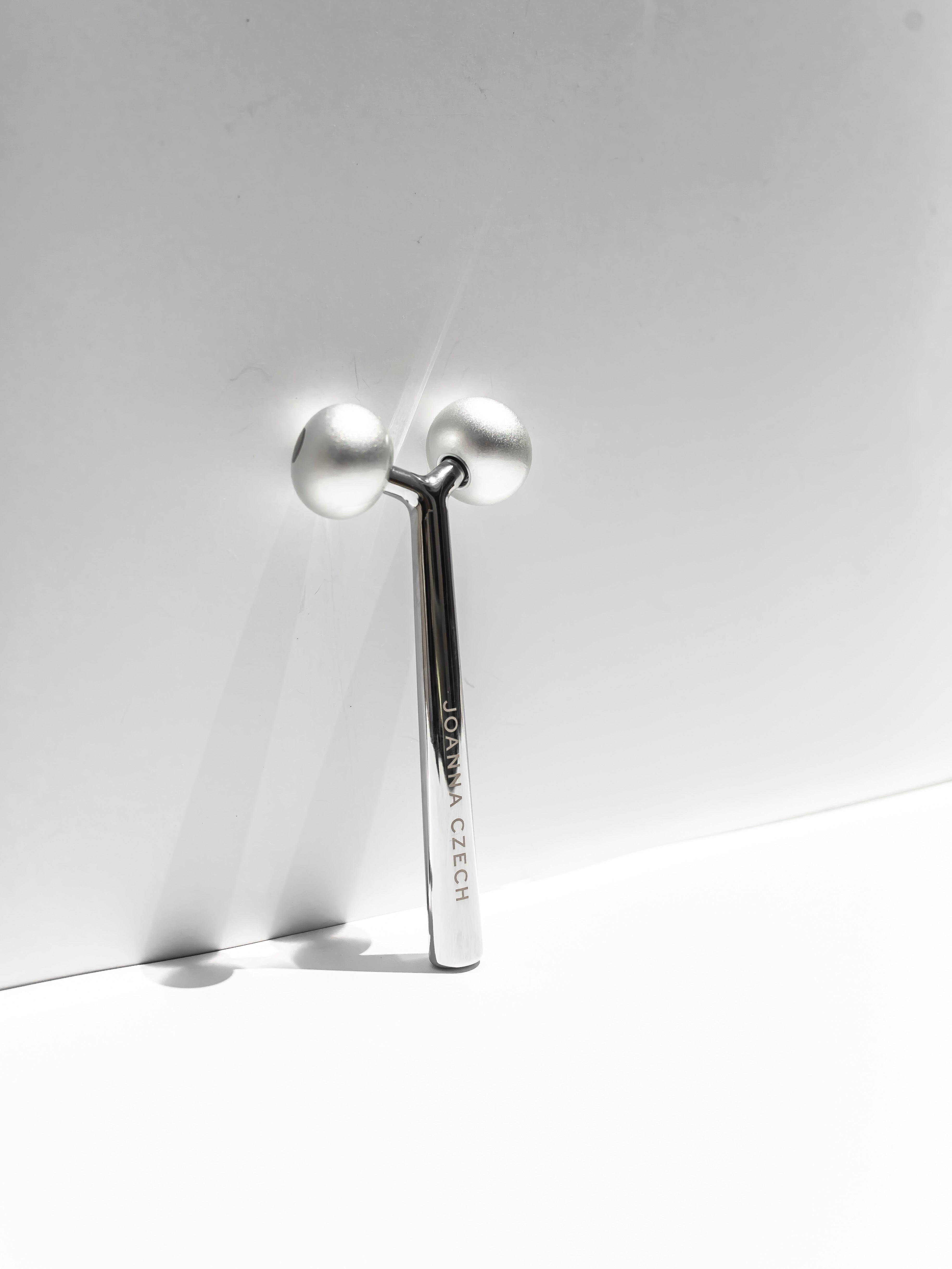 JOANNA CZECH フェイシャルマッサージャー The Benefits of Facial Massage Tools: Enhancing Your Skincare